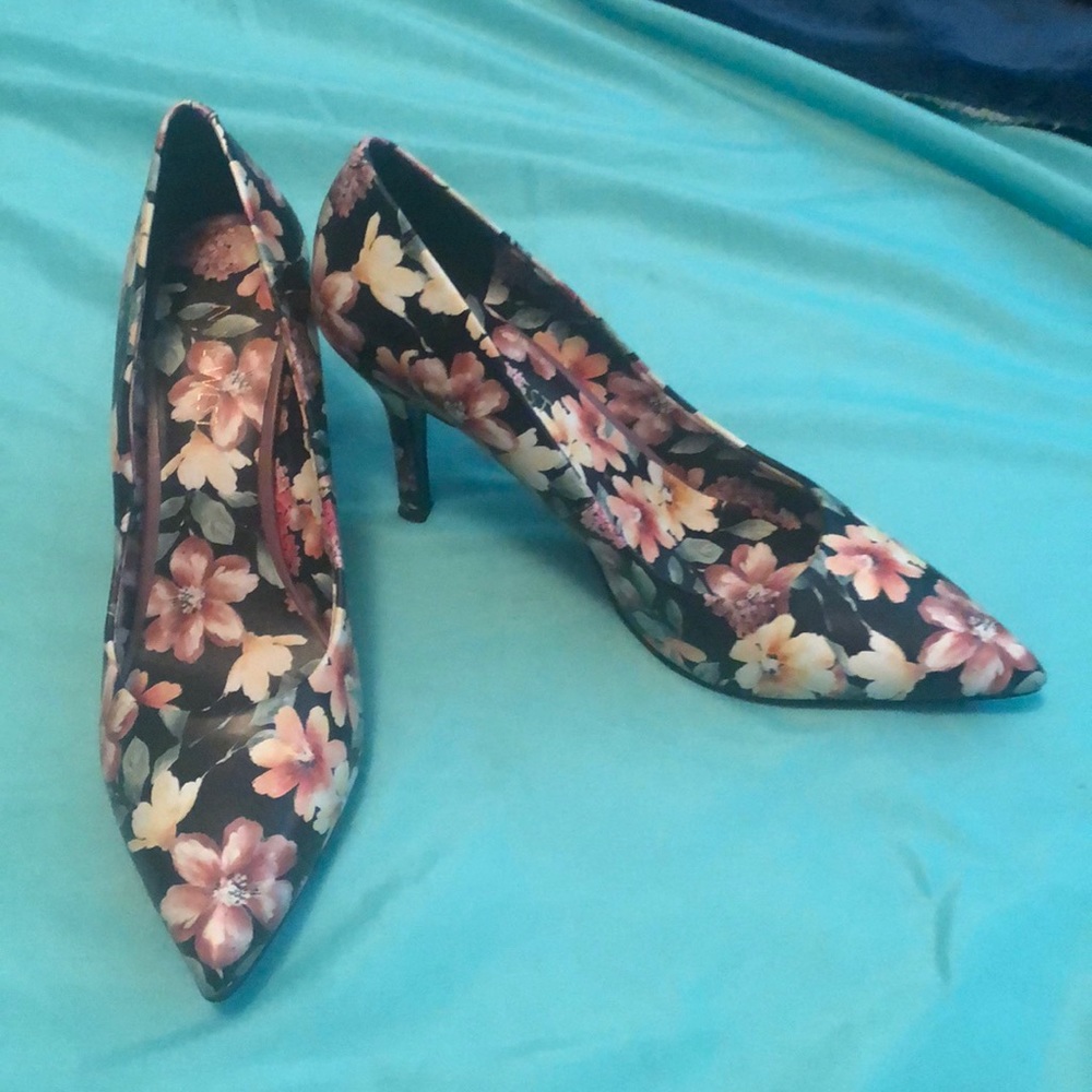 Nine West size 8 floral heels